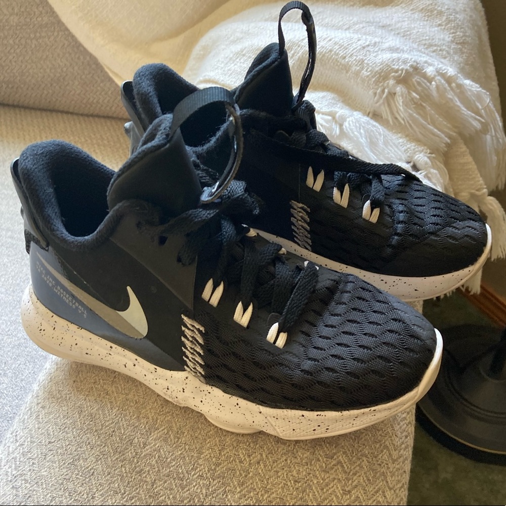Lebron Witness 5 kids b-ball shoes
